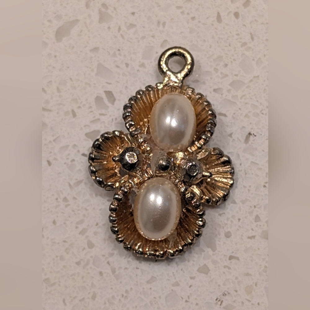 Vintage Elegant Gold and Pearl Pendant